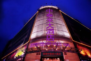 Fachada del alojamiento - Noche