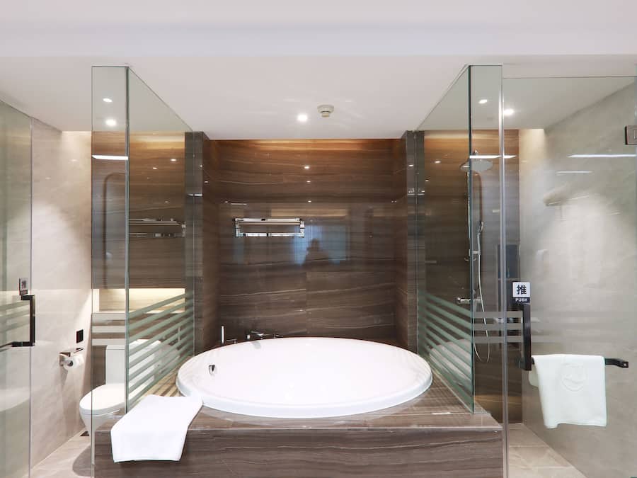 Honorable Deluxe Suite | Bathroom | Shower, free toiletries, hair dryer, bathrobes