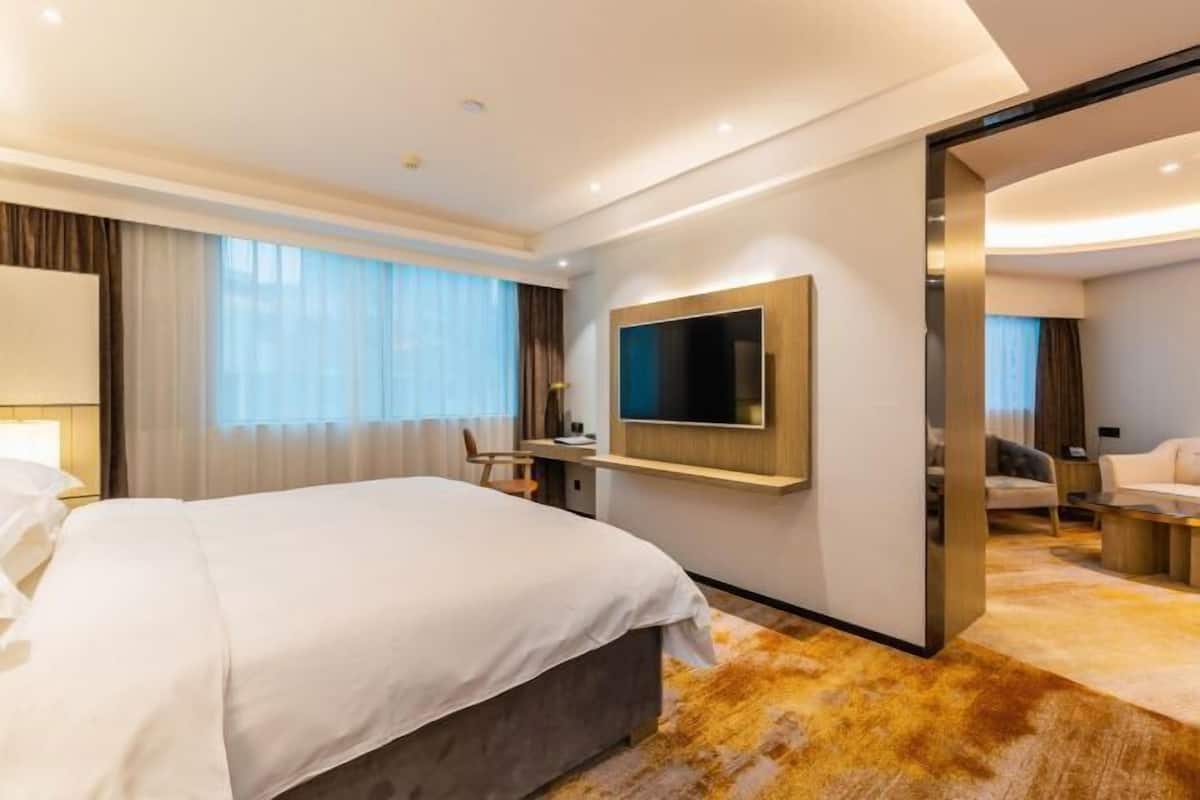 1 bedroom, premium bedding, minibar, in-room safe