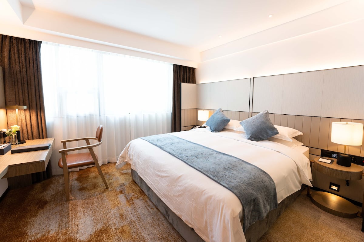 Elegant Queen | 1 bedroom, premium bedding, minibar, in-room safe