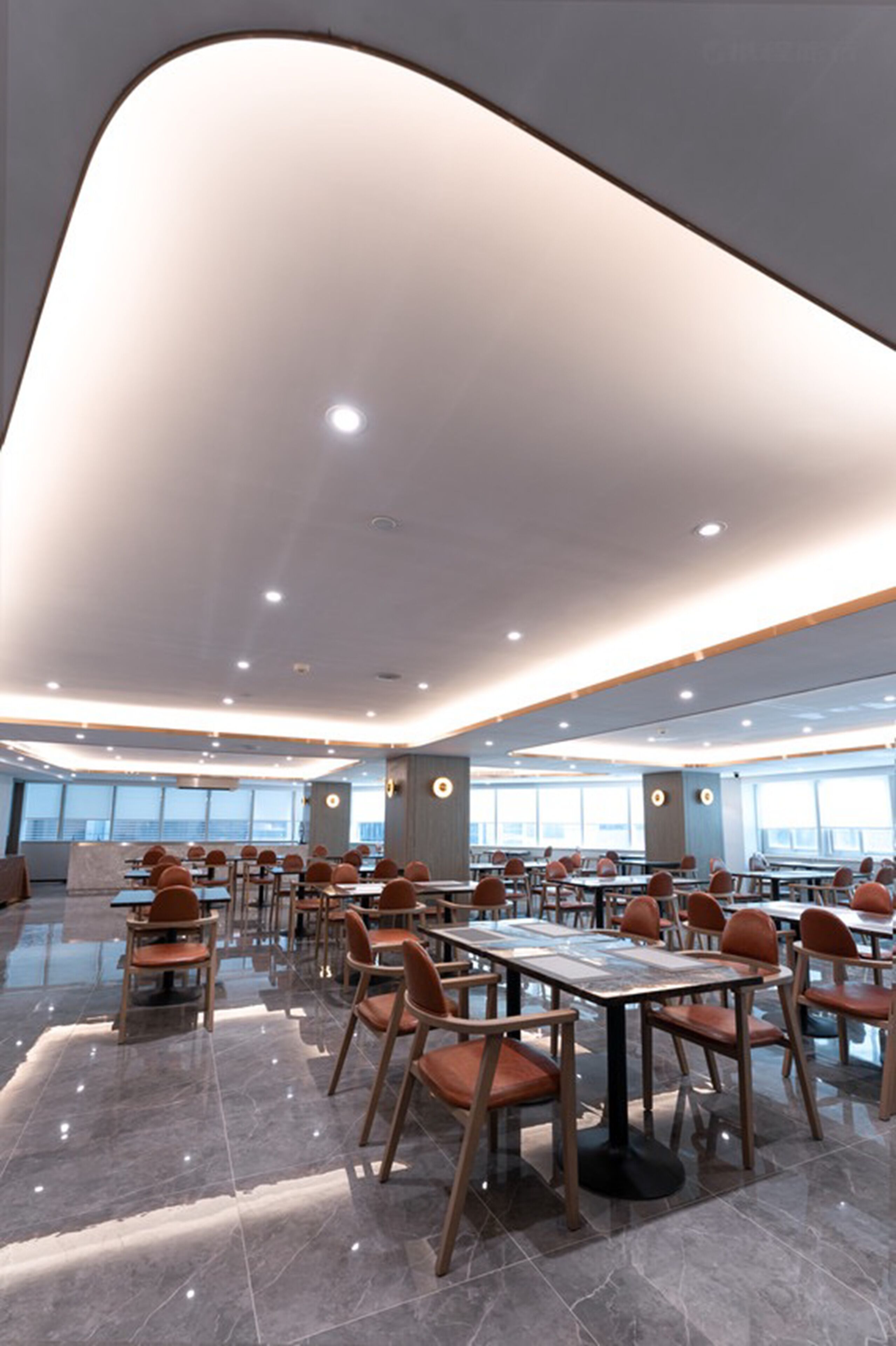 2 间餐厅，供应早餐、午餐、晚餐和早午餐