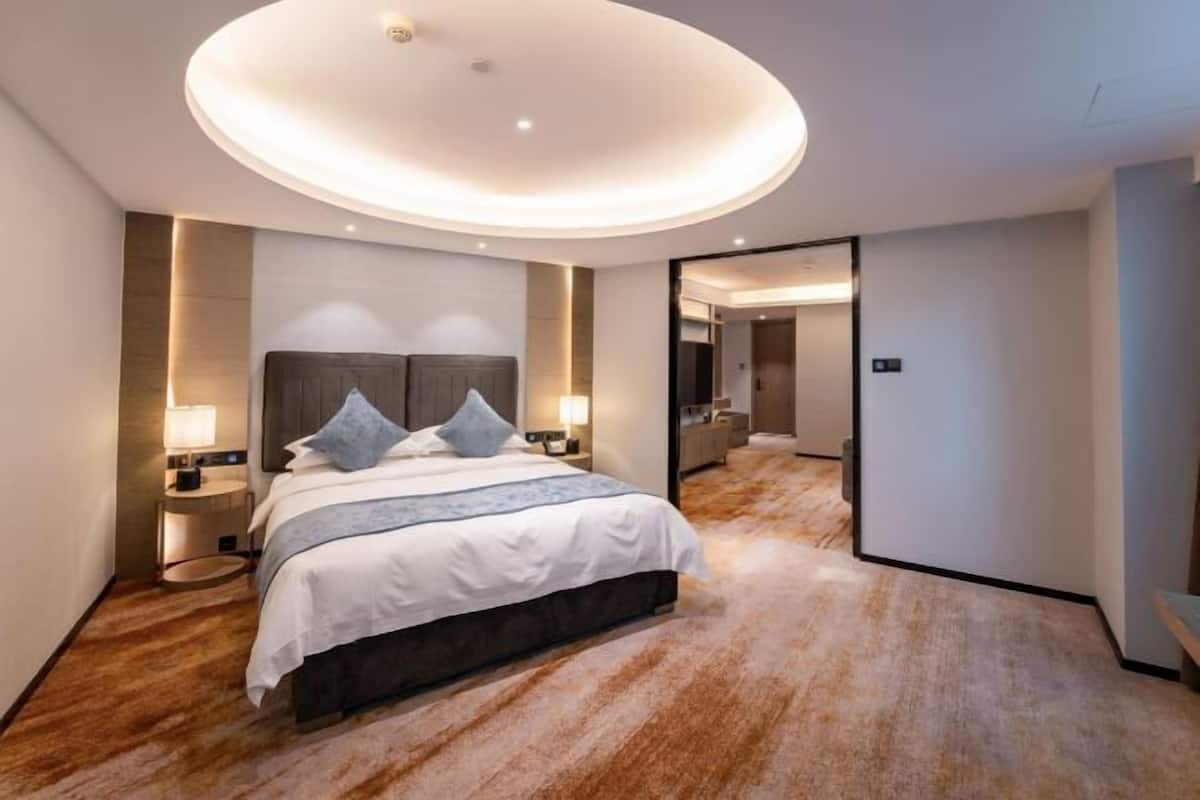 1 bedroom, premium bedding, minibar, in-room safe