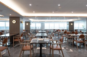 2 间餐厅，供应早餐、午餐、晚餐和早午餐