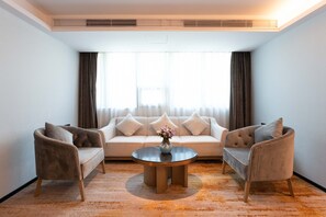 ห้องพรีเมียมสวีท | บริเวณนั่งเล่น | ทีวี 32 นิ้ว พร้อมช่องดิจิตอล, ภาพยนตร์แบบจ่ายต่อเรื่อง