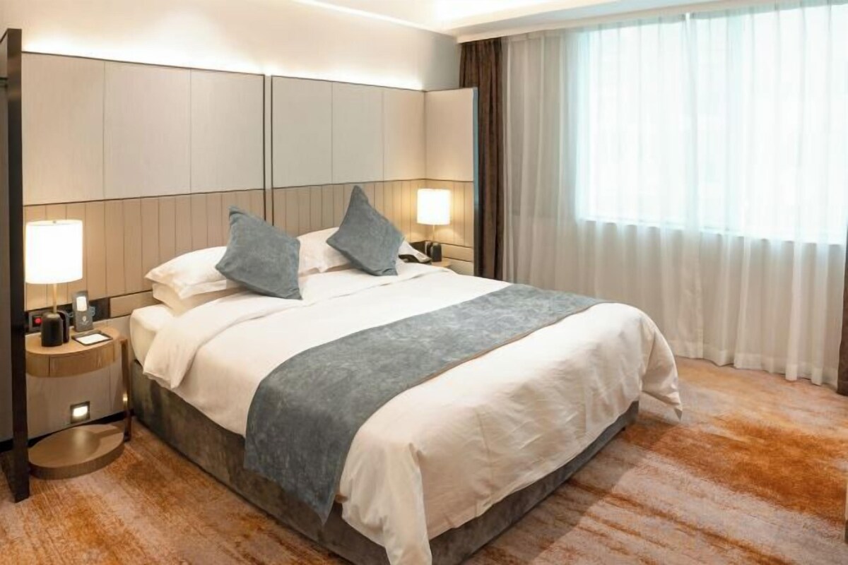 Premium bedding, minibar, in-room safe, desk