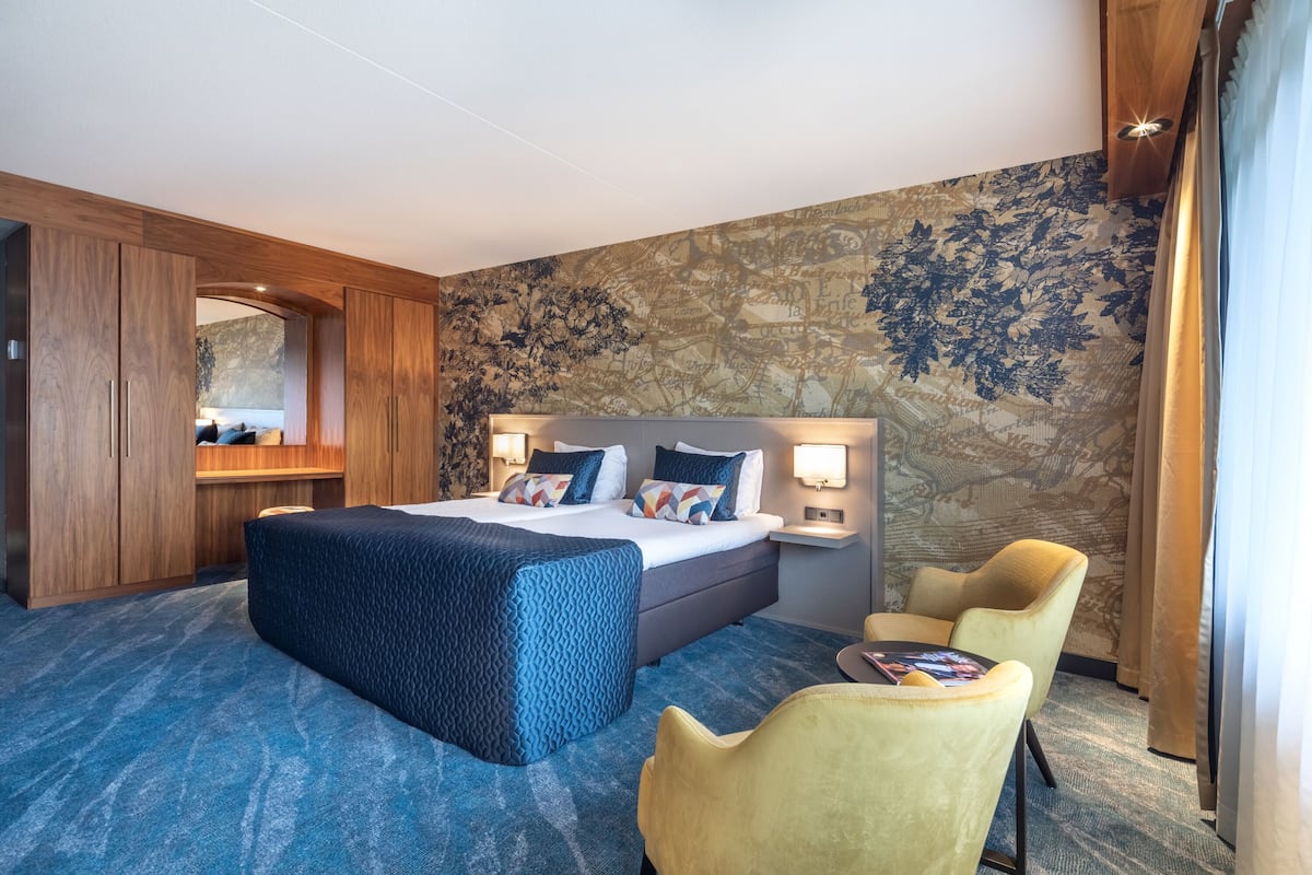 In-room safe, desk, blackout drapes, soundproofing