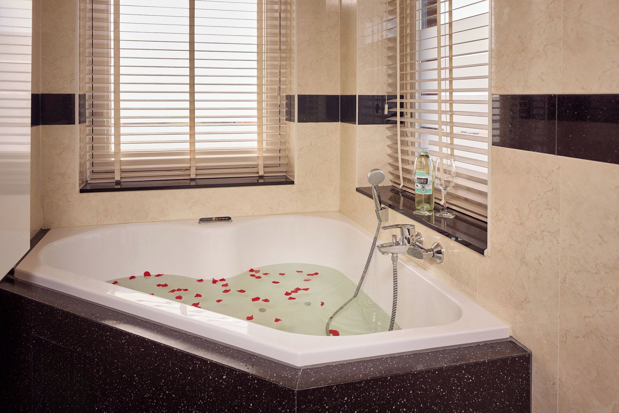 panoramic suite, 1 king bed, jetted tub, tower | in-room safe, desk, blackout curtains, soundproofing