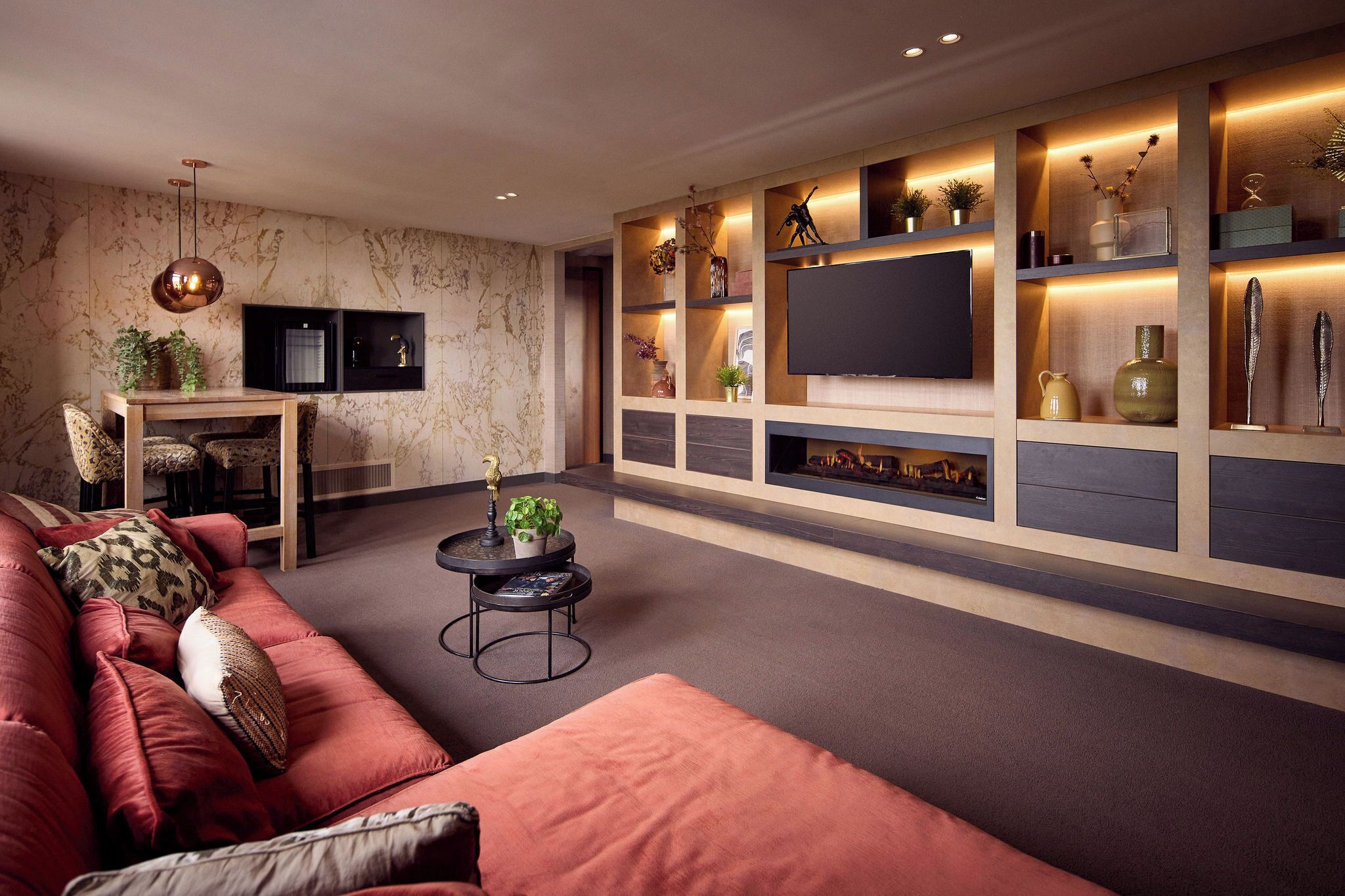 royal suite, 1 king bed, jetted tub | living room | 42-inch flat-screen tv with cable channels, tv, netflix