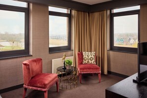 Suite Royal, 1 cama King size, hidromasaje | Caja de seguridad en la habitación, escritorio y cortinas blackout 