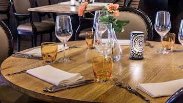 Serveert lunch, diner, brunch, lokale gerechten, buitendiner