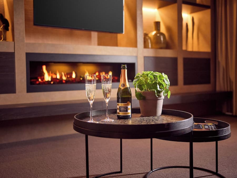 Royal Suite, 1 King Bed, Jetted Tub | Living room | 42-inch flat-screen TV with cable channels, TV, Netflix