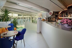 Bar en bord de piscine