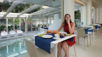 Petit déjeuner buffet (6 EUR par personne)