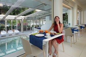 Desayuno buffet todos los días (con cargo)