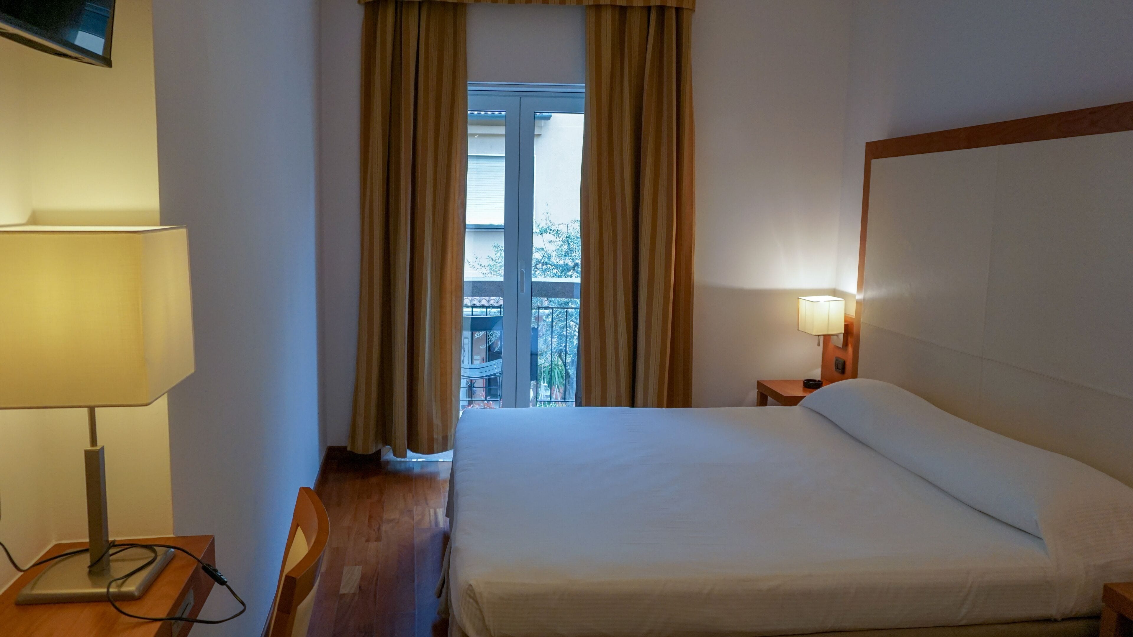 standard double or twin room | minibar, in-room safe, desk, laptop workspace