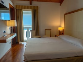 Economy Room | Minibar, in-room safe, desk, laptop workspace