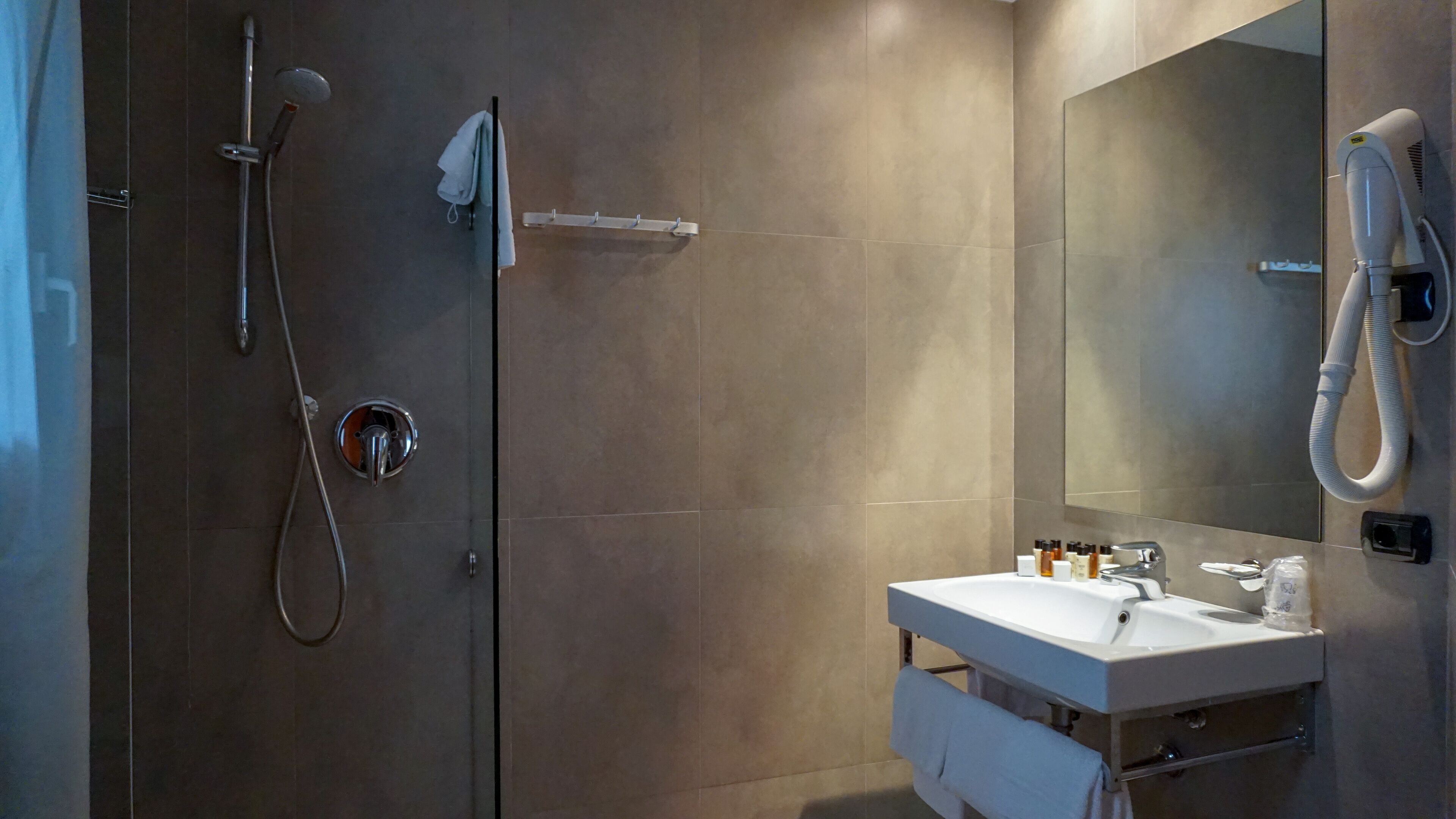 basic quadruple room | bathroom | combined shower/bathtub, hair dryer, bidet, towels