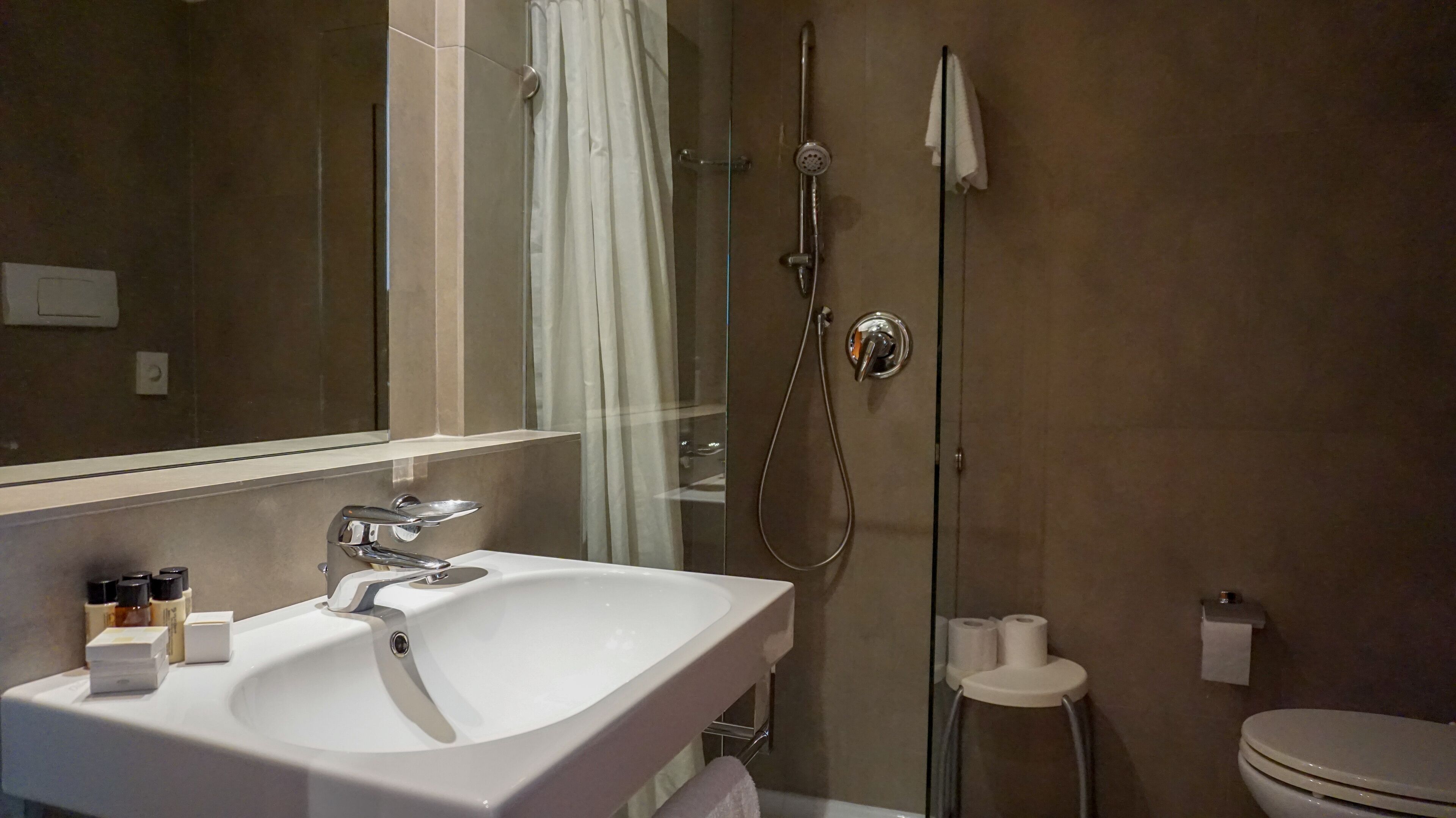 standard room | bathroom | combined shower/bathtub, hair dryer, bidet, towels