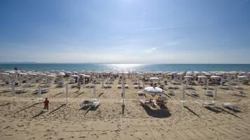 Plage privée à proximité, cabines gratuites, chaises longues, parasols