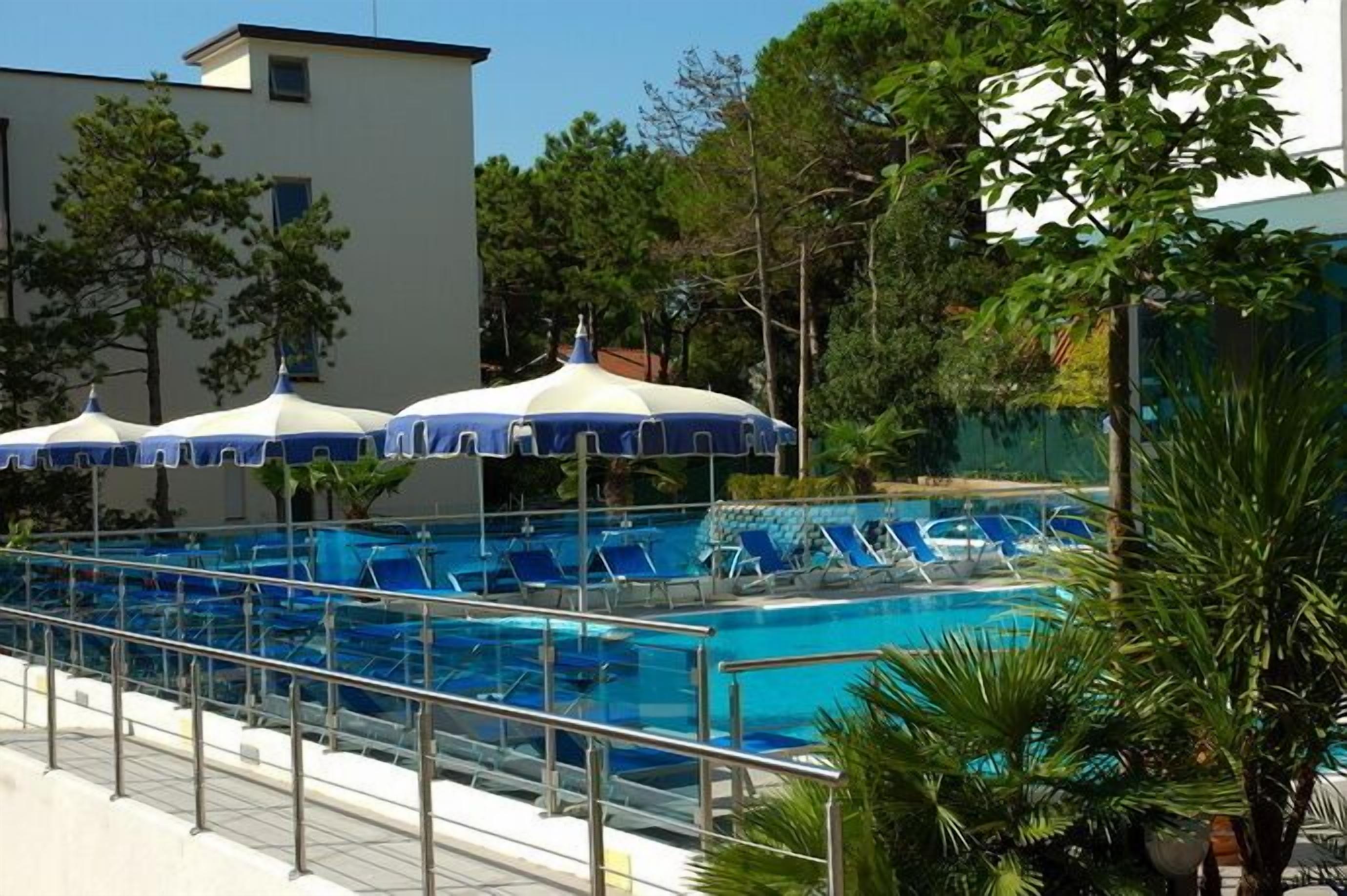 Piscina all'aperto, ombrelloni da piscina, lettini