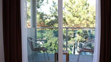 Minibar, coffres-forts dans les chambres, bureau