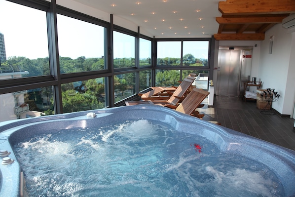 Sauna, hot tub