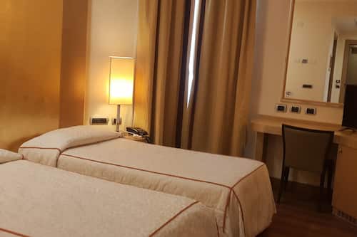 Camera Standard con 2 letti singoli | Biancheria da letto di alta qualità, copriletto in piuma, minibar