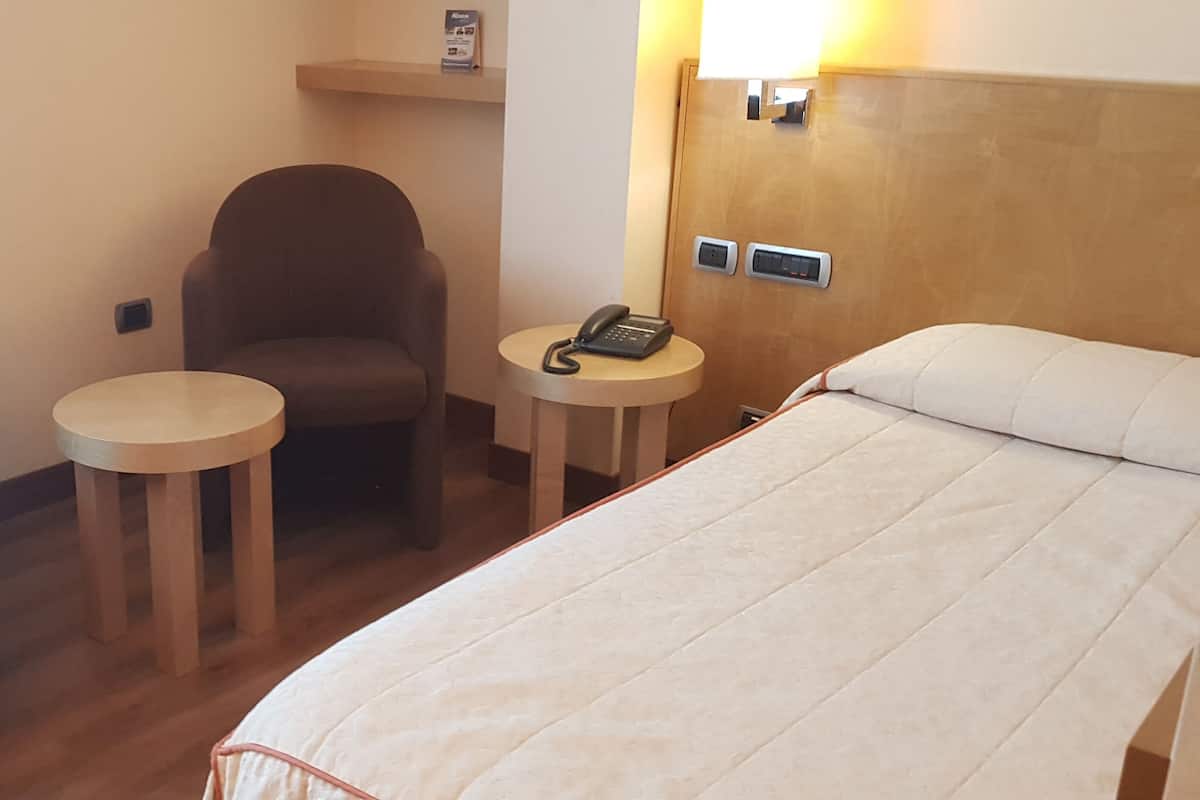 Premium bedding, down duvets, minibar, in-room safe