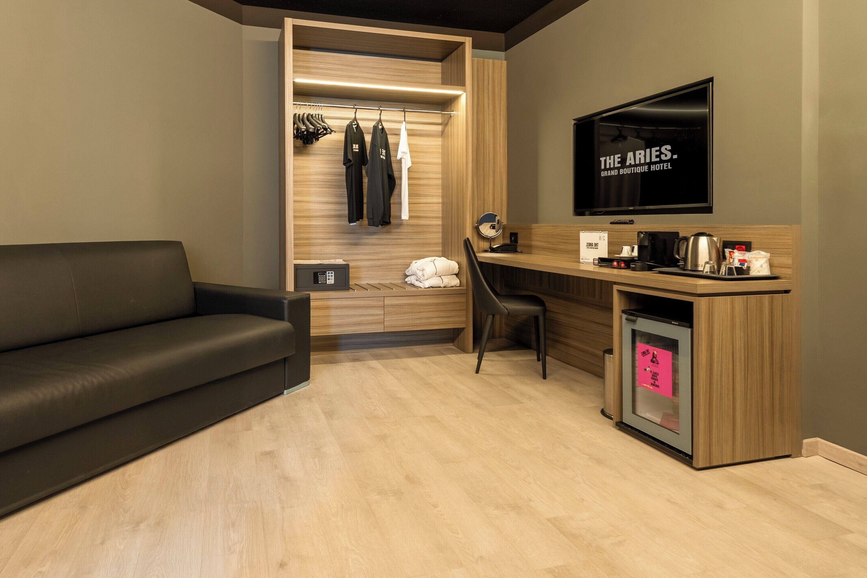 junior suite | hypo-allergenic bedding, in-room safe, desk, blackout curtains