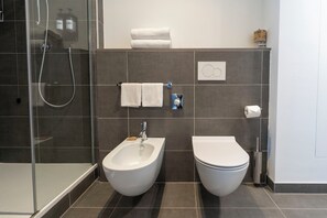 Junior Suite | Bathroom | Free toiletries, slippers, bidet, towels - The Aries Hotel (Vicenza)