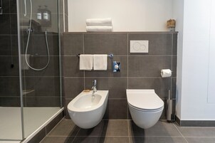 Artículos de tocador gratuitos, pantuflas, bidet, toallas
