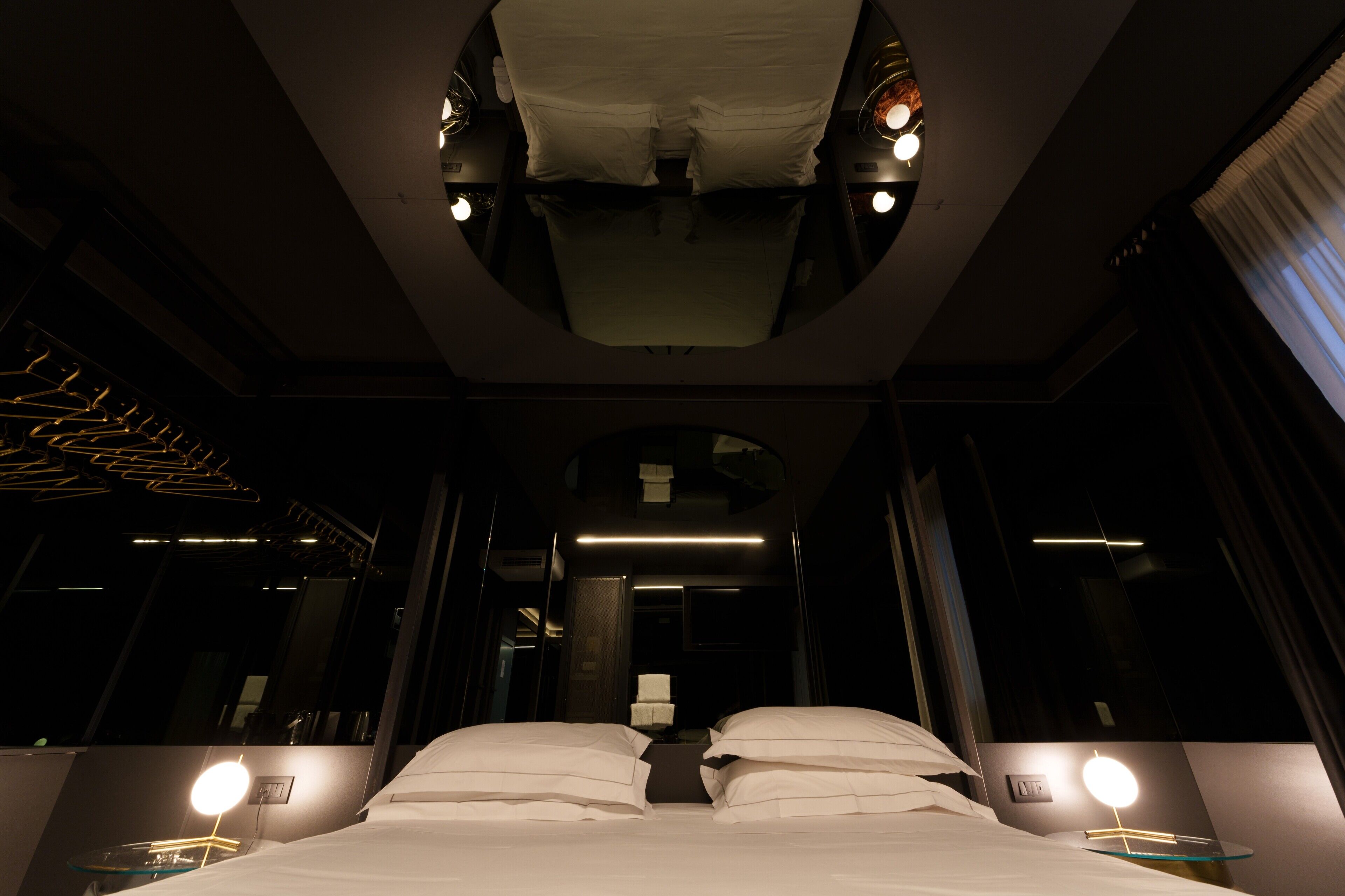 executive room, hot tub | hypo-allergenic bedding, in-room safe, desk, blackout curtains