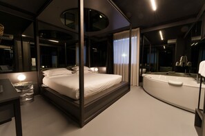 Executive Room, Hot Tub | Hypo-allergenic bedding, in-room safe, desk, blackout curtains