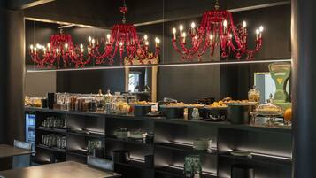 Desayuno buffet diario (EUR 15 por persona)