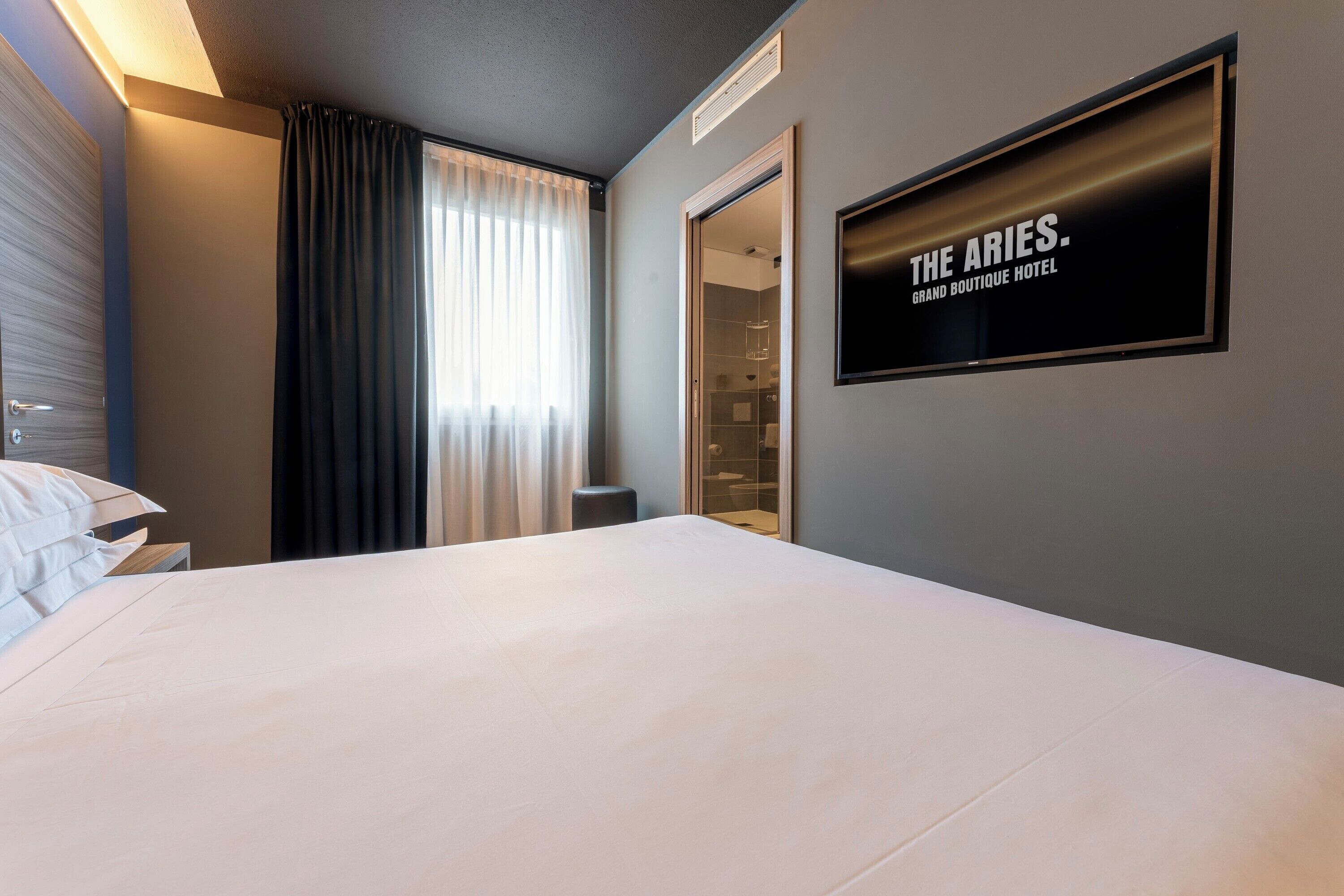 junior suite | hypo-allergenic bedding, in-room safe, desk, blackout curtains