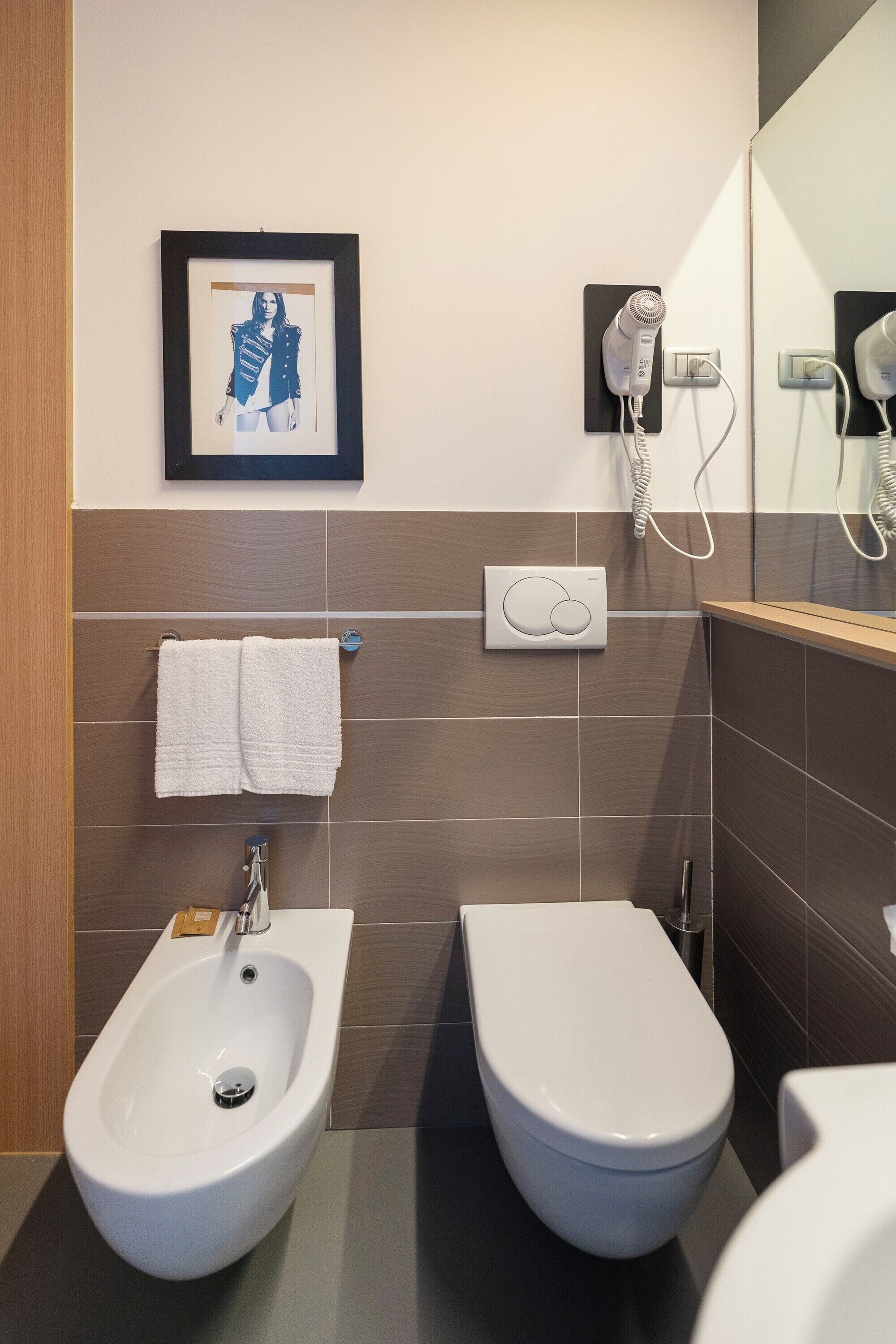 comfort double room | bathroom | free toiletries, slippers, bidet, towels