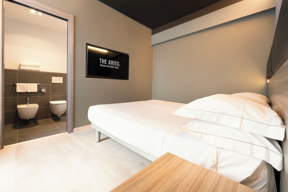 Junior Suite | Hypo-allergenic bedding, in-room safe, desk, blackout curtains