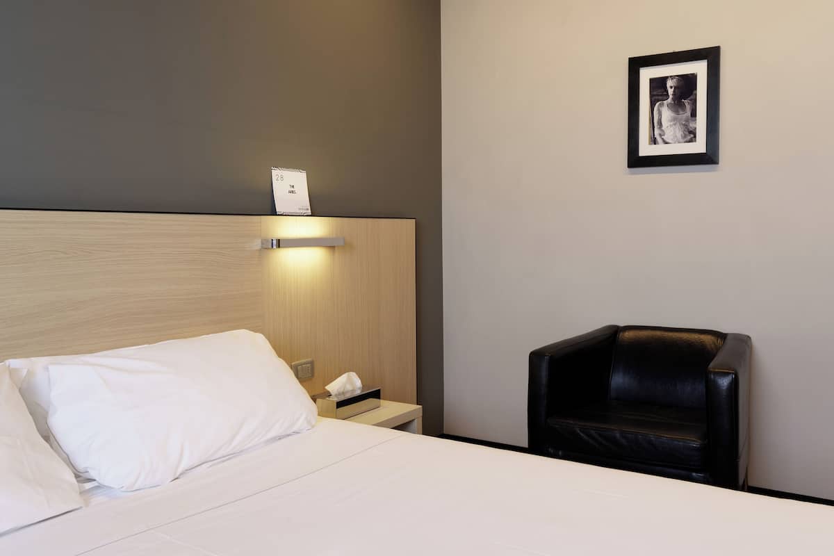 Comfort Double Room | Allergiatestatut vuodevaatteet, tallelokero huoneessa, työpöytä