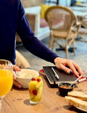 Se sirven desayunos, almuerzos, cenas y cocina francesa