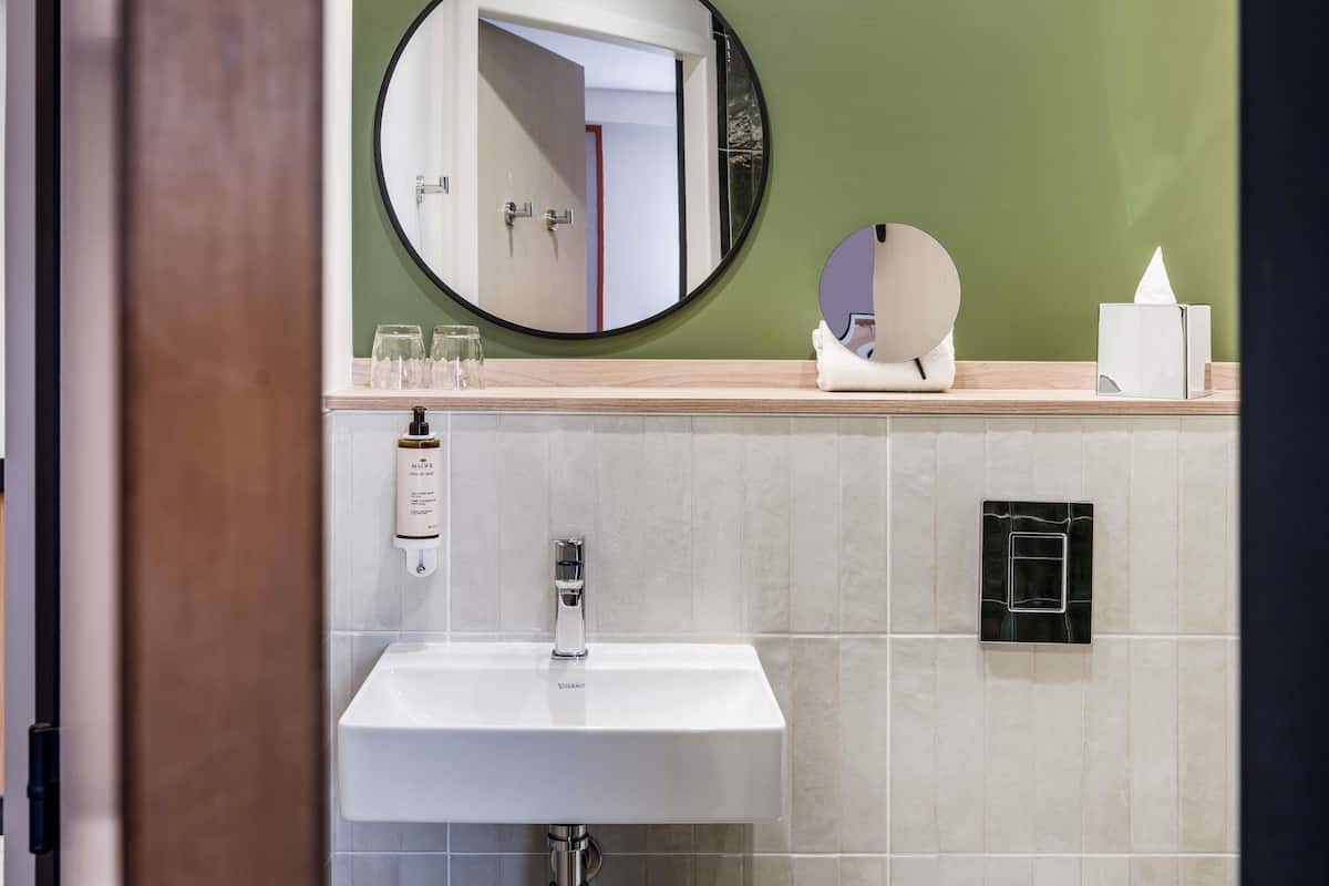 Ropa de cama de alta calidad y escritorio