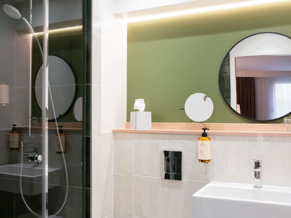 أغطية فراش متميزة ومكتب ومساحة عمل للكمبيوتر المحم ول