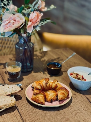 Se sirven desayunos, almuerzos, cenas y cocina francesa