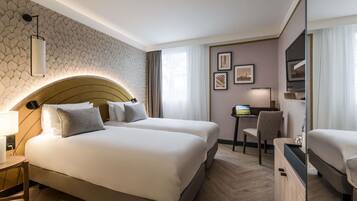 Quarto clássico, 2 camas de solteiro | Roupas de cama premium, escrivaninha, espaço de trabalho para notebook