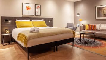 Businesssviitti, 1 suuri parisänky, kylpyamme | Allergiatestatut vuodevaatteet, minibaari, tallelokero huoneessa