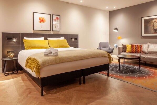 Business Suite, 1 King Bed, Bathtub