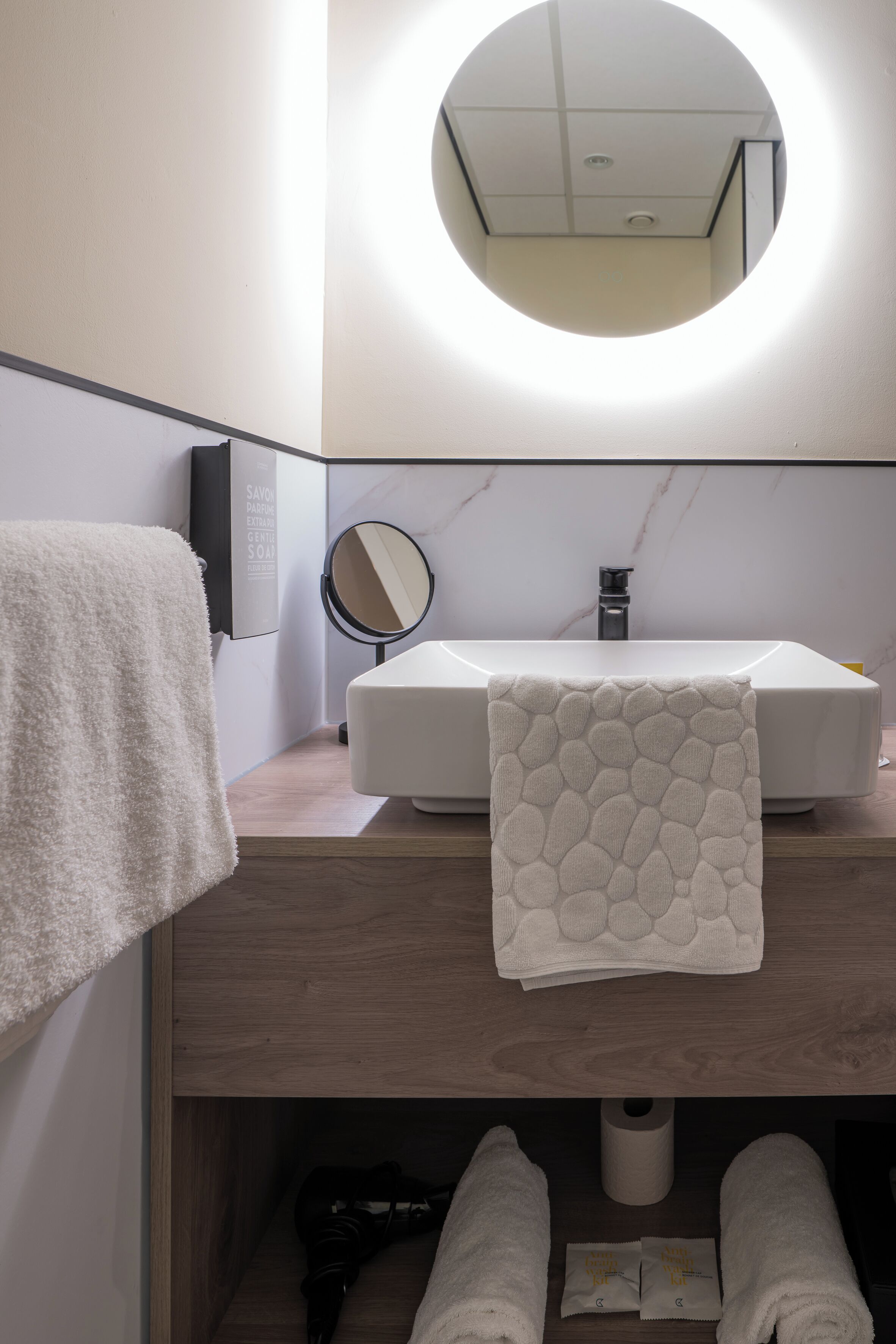 executive room, 2 single beds | bathroom | eco-friendly toiletries, hair dryer, towels, soap