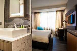 Habitación Confort, 2 camas individuales | Ropa de cama hipoalergénica, minibar, caja fuerte y escritorio