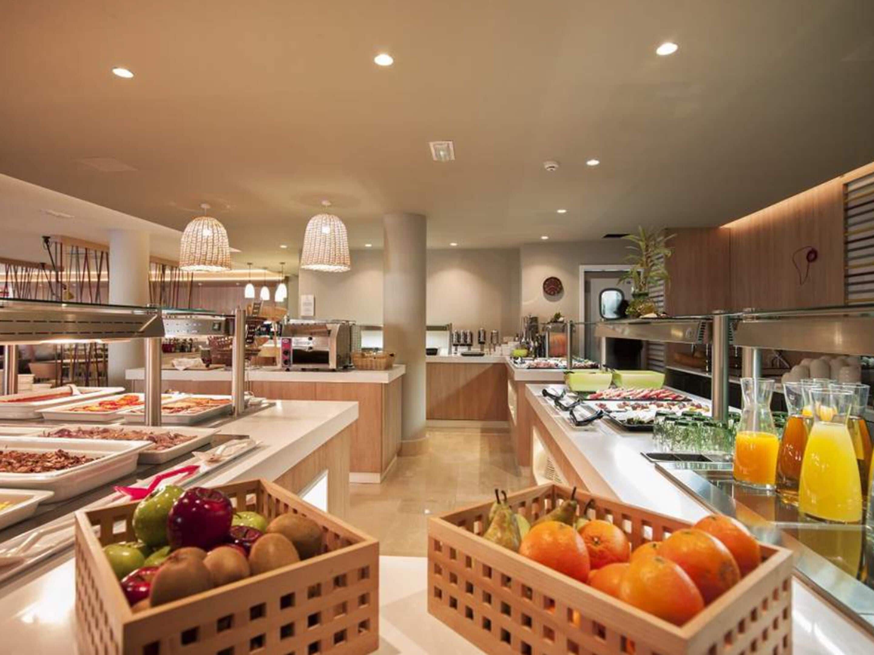 Petit déjeuner buffet servi tous les jours en supplément
