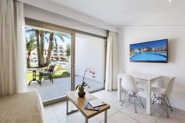 Departamento Premium, 1 habitación, Terraza, planta baja | Área de sala de estar | Televisión de pantalla plana de 42 pulgadas con canales vía satélite 