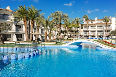 Una piscina al aire libre de temporada. Playas Cas Saboners